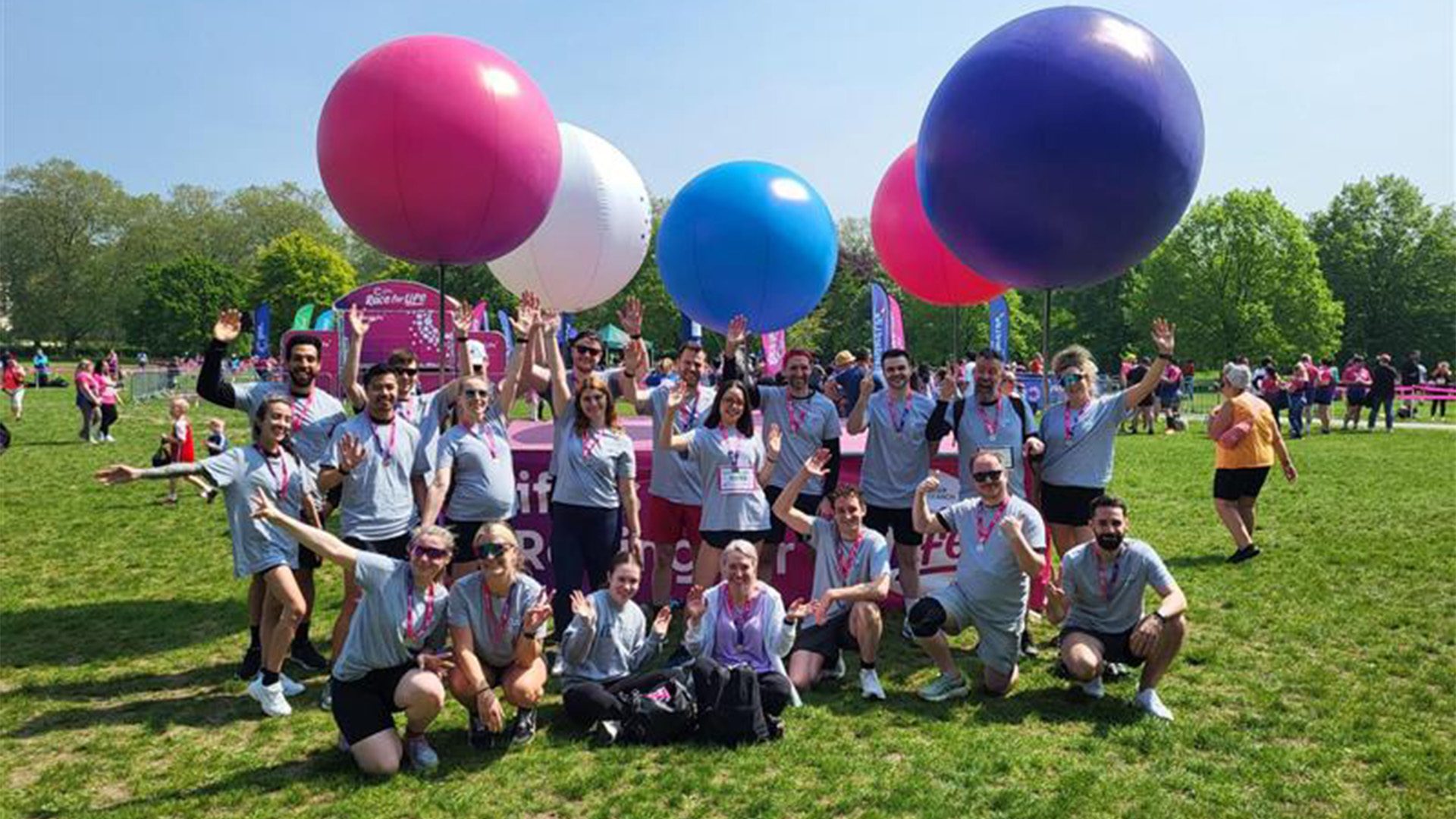 Artboard 1.jpg Race for Life2024に参加した社員の屋外集合写真