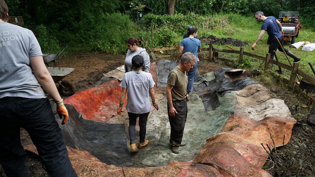 タワーハムレッツ墓地公園の遊歩道の改築をする社員たち