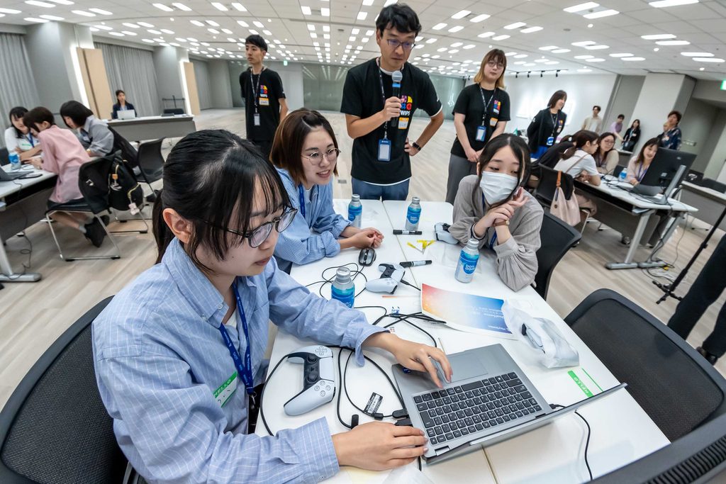 SIEエンジニアを目指す女子学生向けオープン・カンパニーイベントの参加者がパソコンで作業している