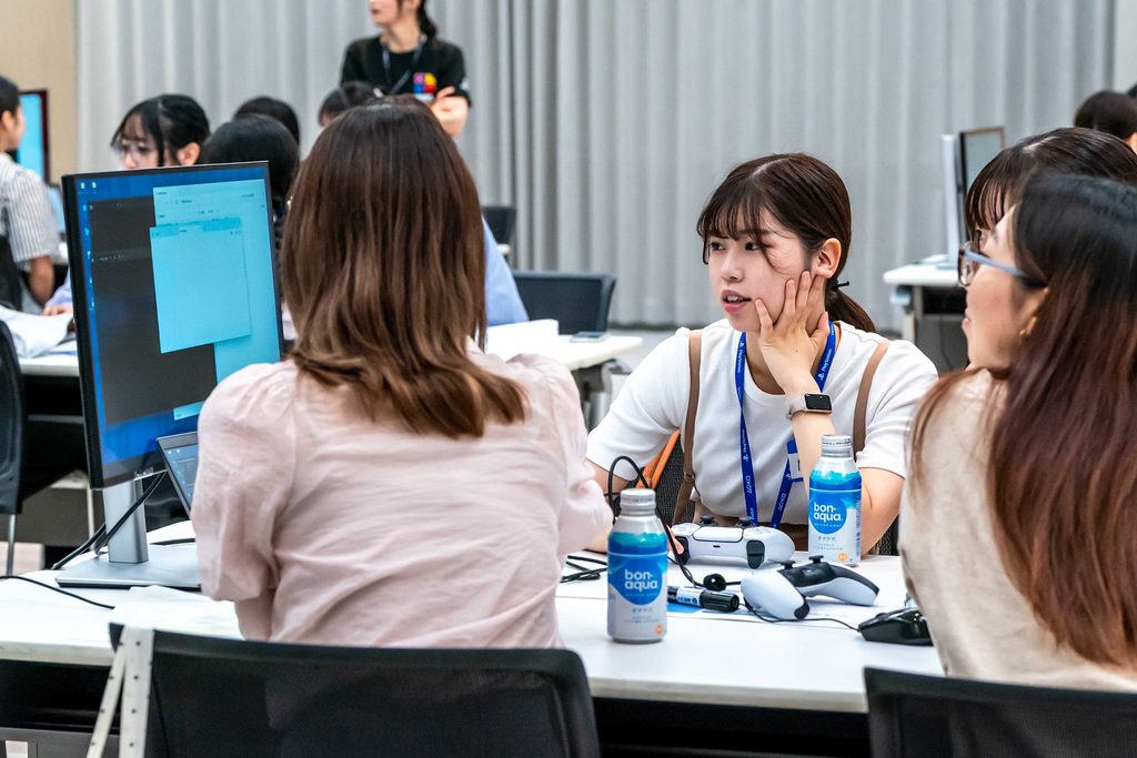 SIEエンジニアを目指す女子学生向けオープン・カンパニーイベントの参加者たちがパソコン画面を眺めている