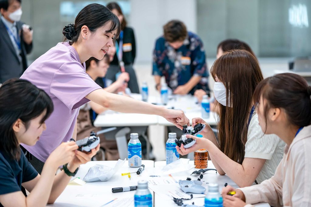 SIEエンジニアを目指す女子学生向けオープン・カンパニーイベントの参加者たちと会話するSIE社員