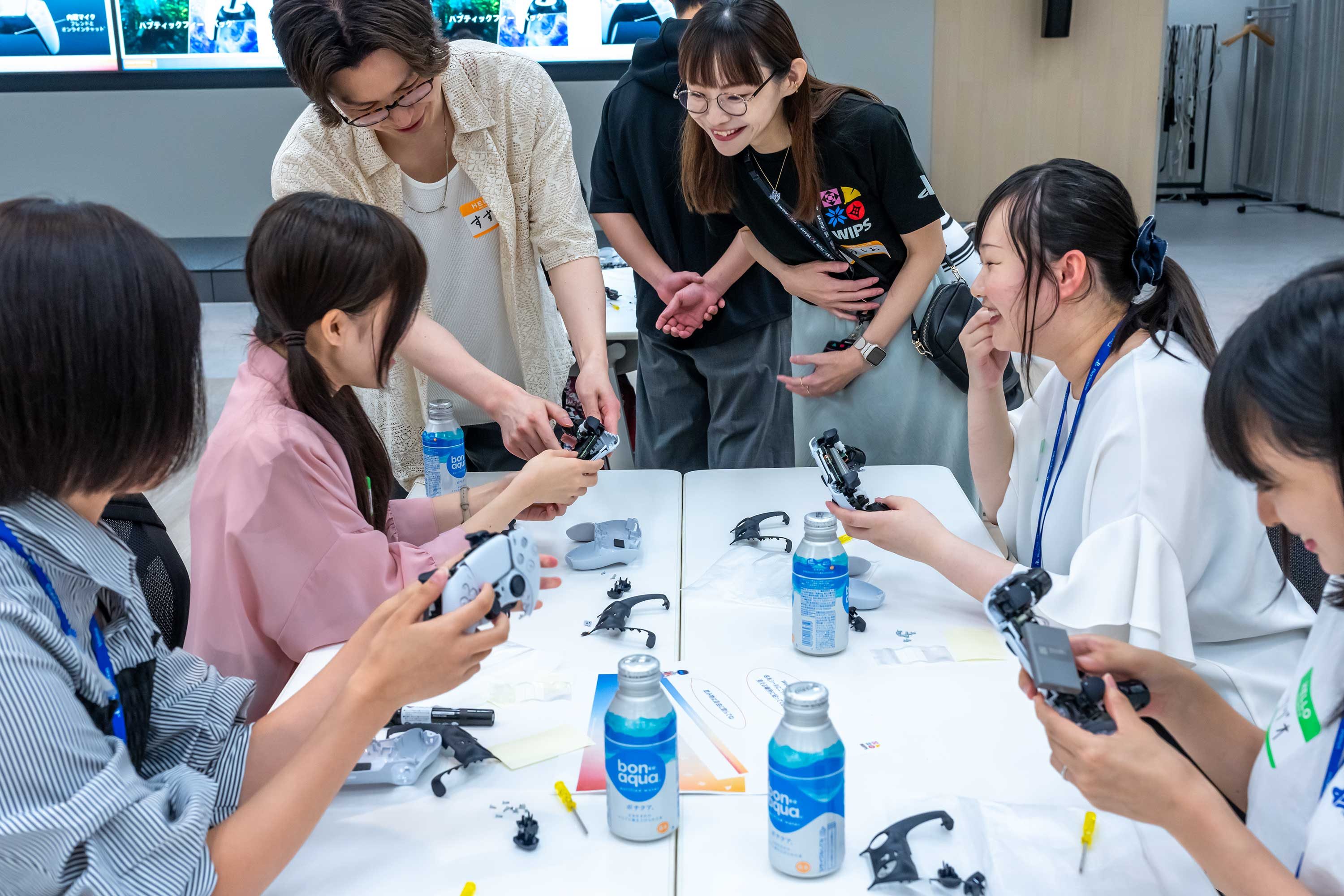 SIEエンジニアを目指す女子学生向けオープン・カンパニーイベントの参加者たちと会話するSIE社員