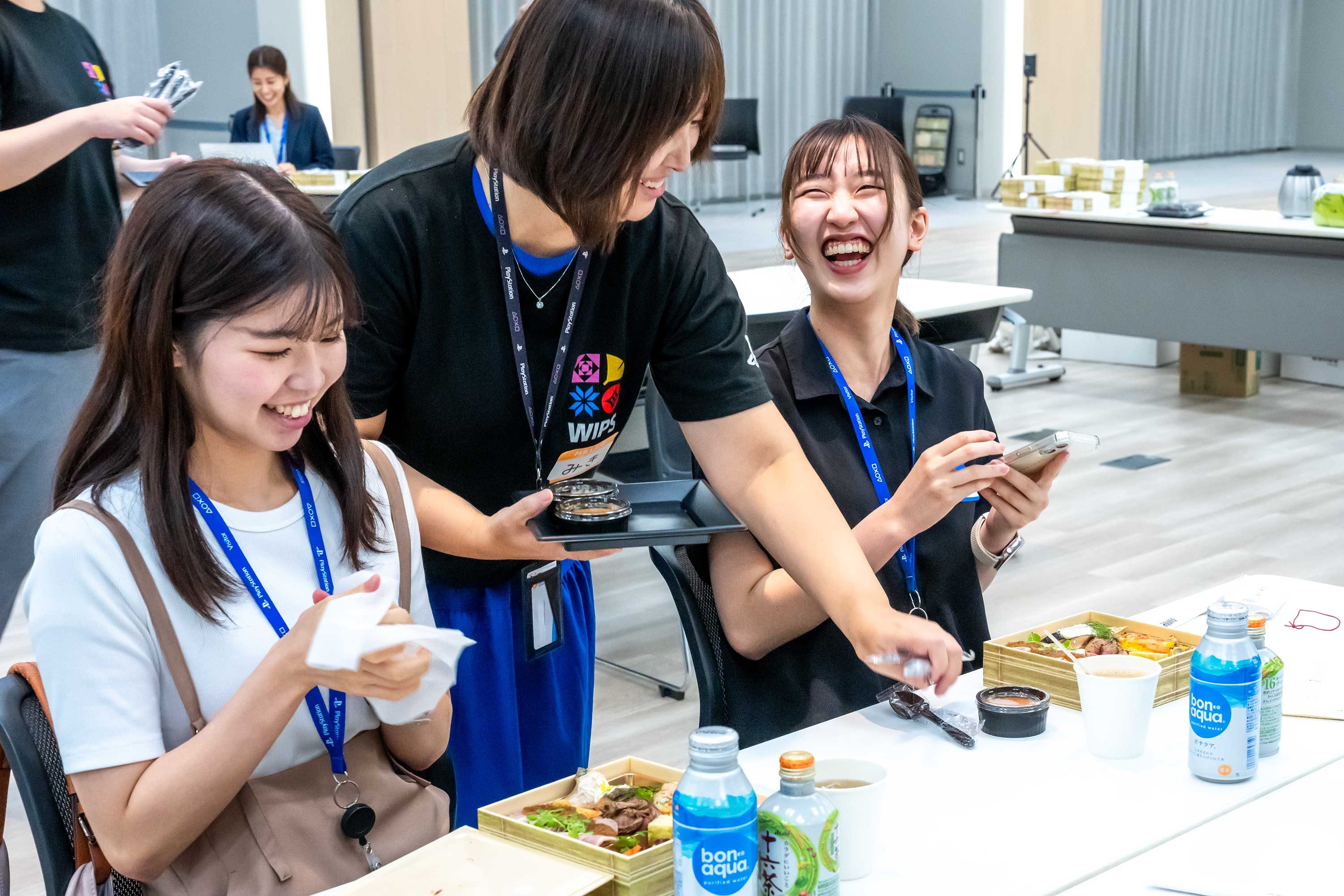 お弁当を食べながら談笑しているイベント参加者たち