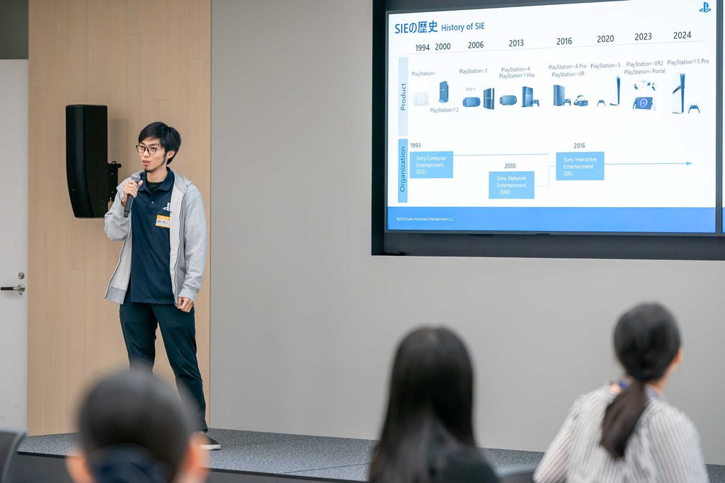 SIEエンジニアを目指す女子学生向けオープン・カンパニーイベントで参加者向けに会社紹介を行っているSIE社員