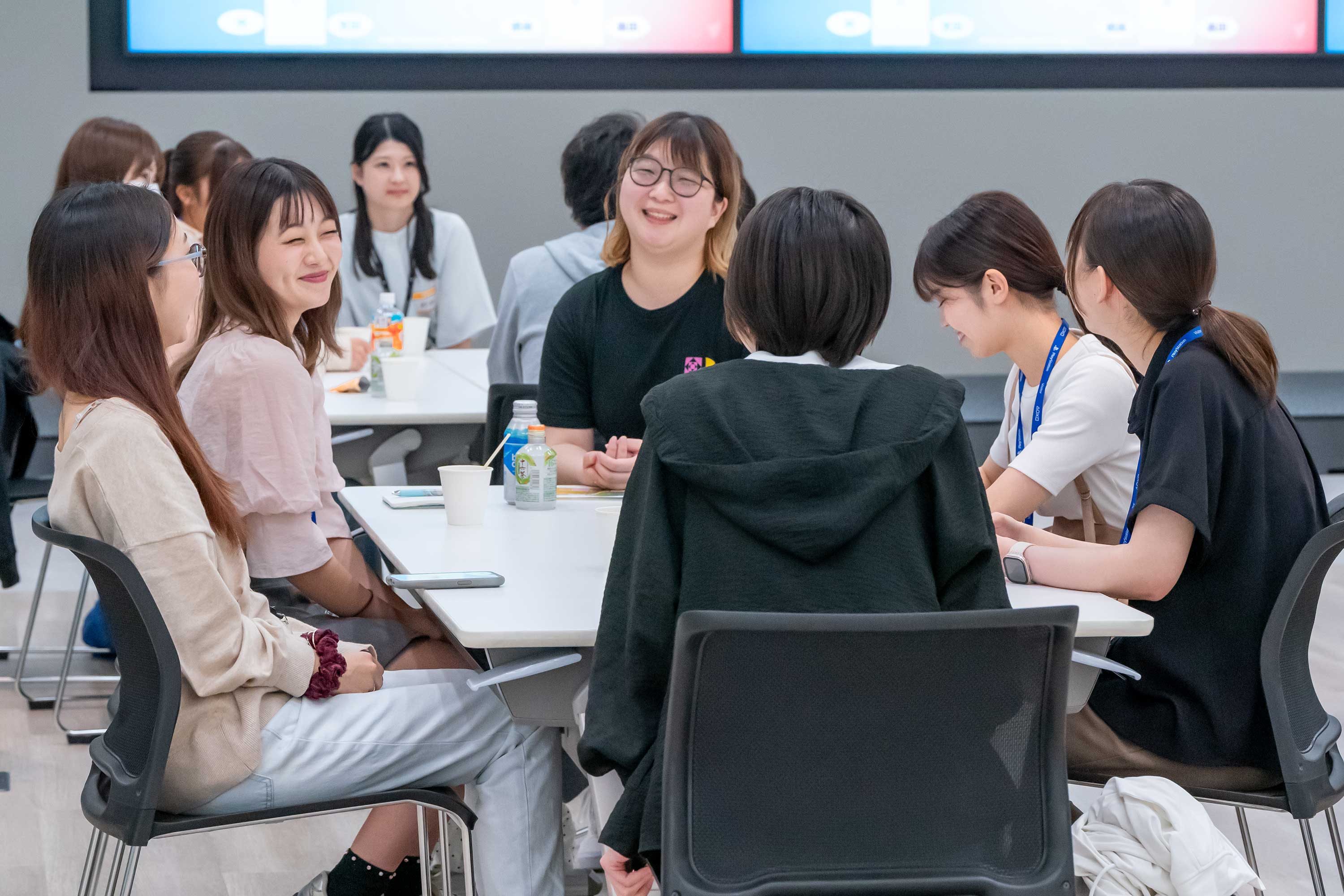 SIEエンジニアを目指す女子学生向けオープン・カンパニーイベントでSIE社員に質問する参加者たち