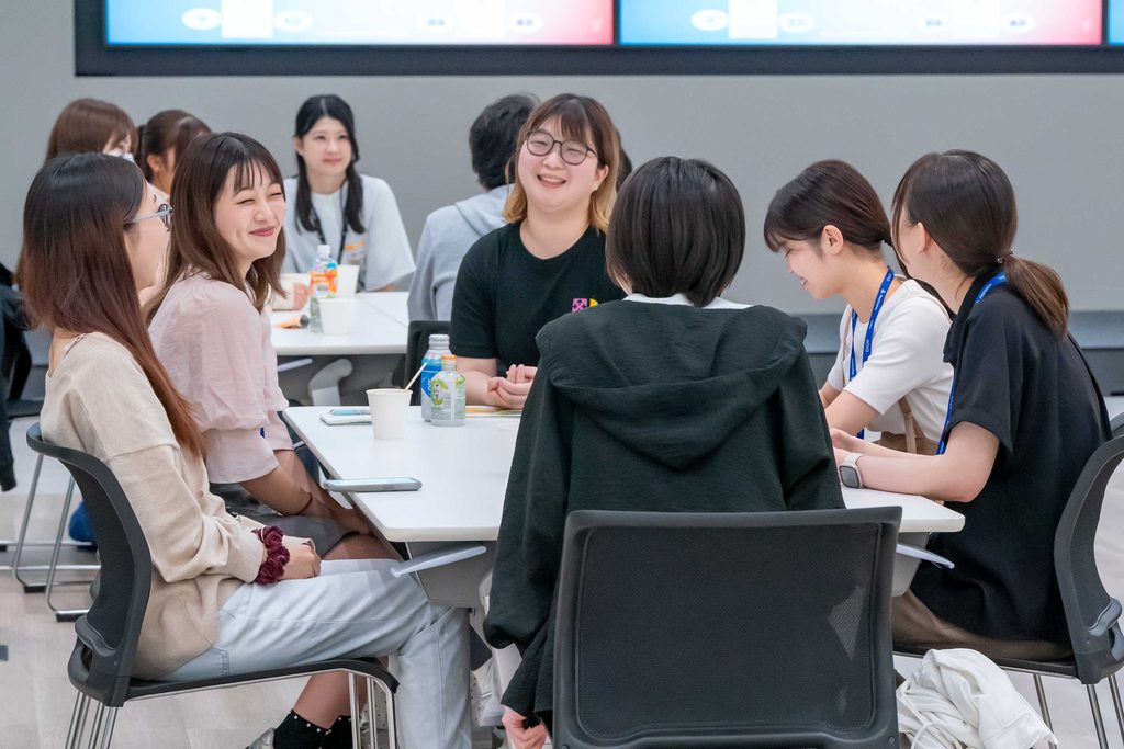 SIEエンジニアを目指す女子学生向けオープン・カンパニーイベントでSIE社員に質問する参加者たち