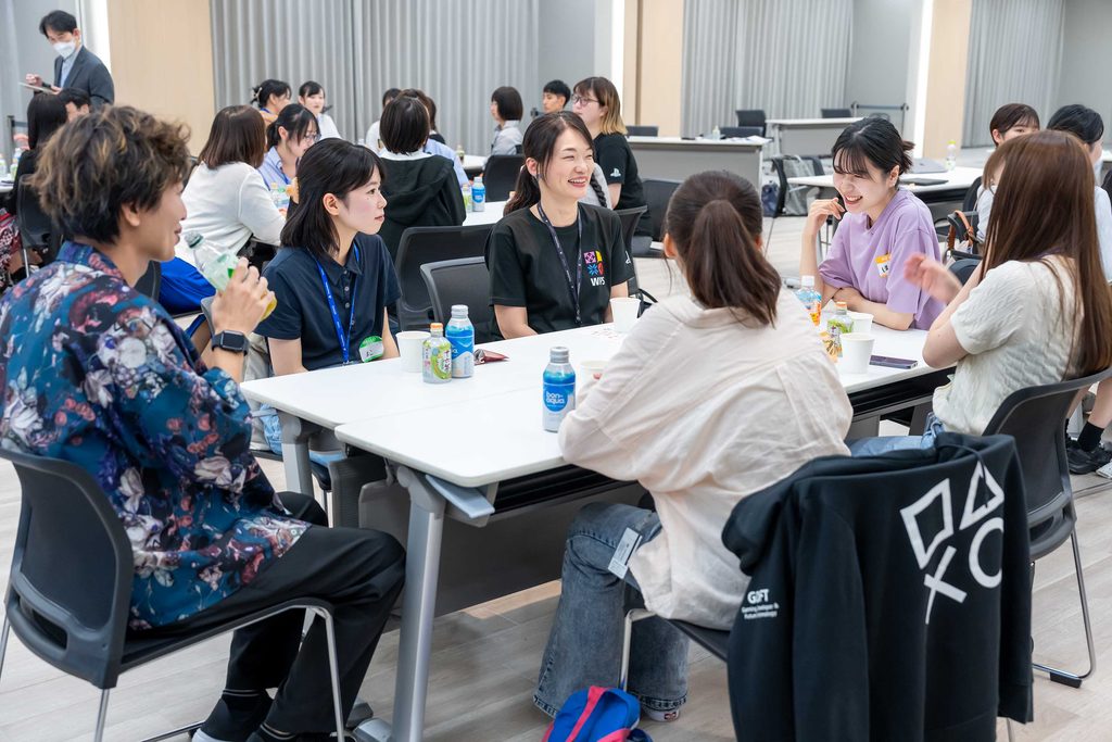 SIEエンジニアを目指す女子学生向けオープン・カンパニーイベントでSIE社員に質問する参加者たち