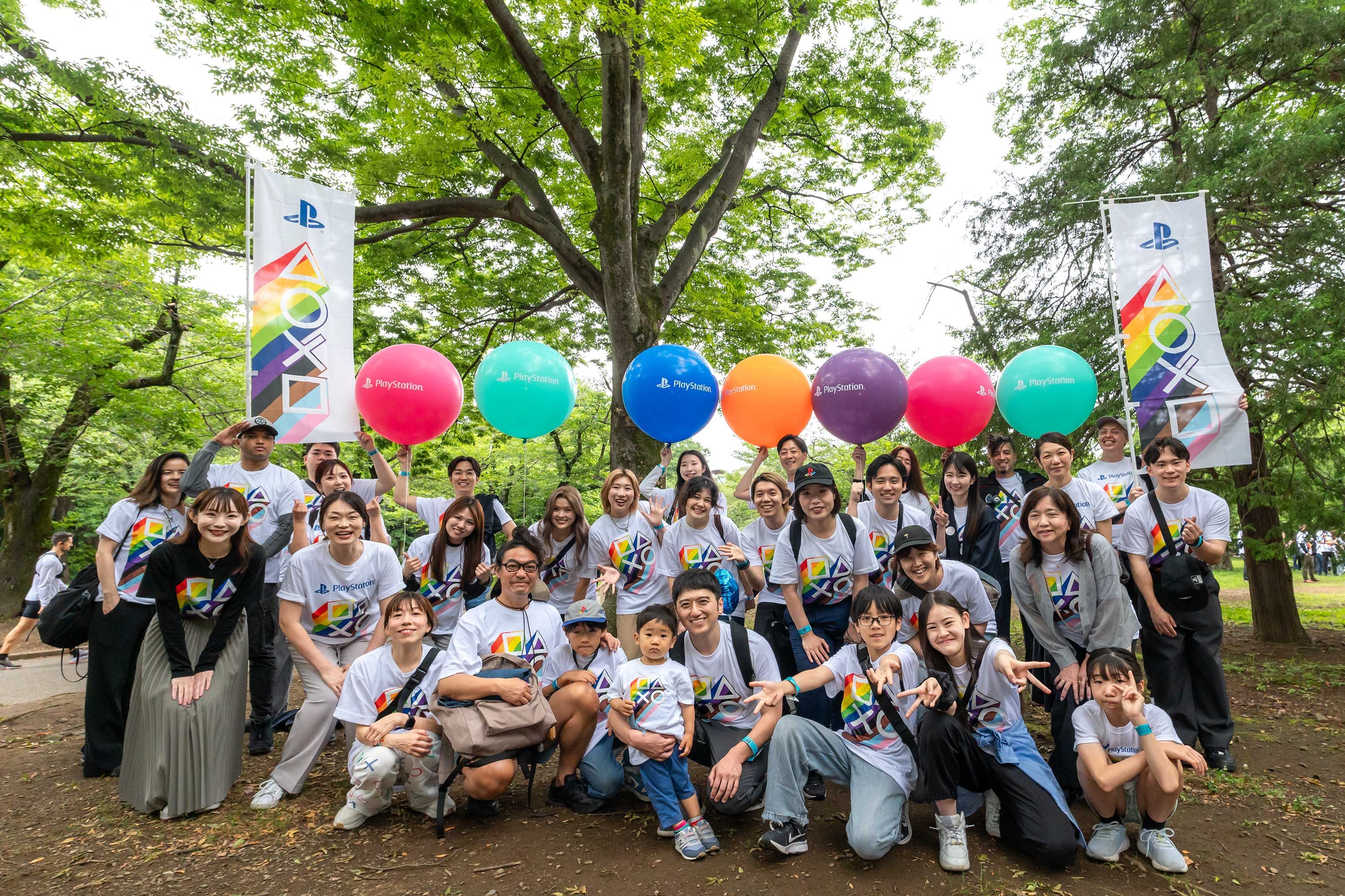 Tokyo Prideに参加し、レインボーカラーのフラッグやバルーンを持って集まるSIE社員の集合写真