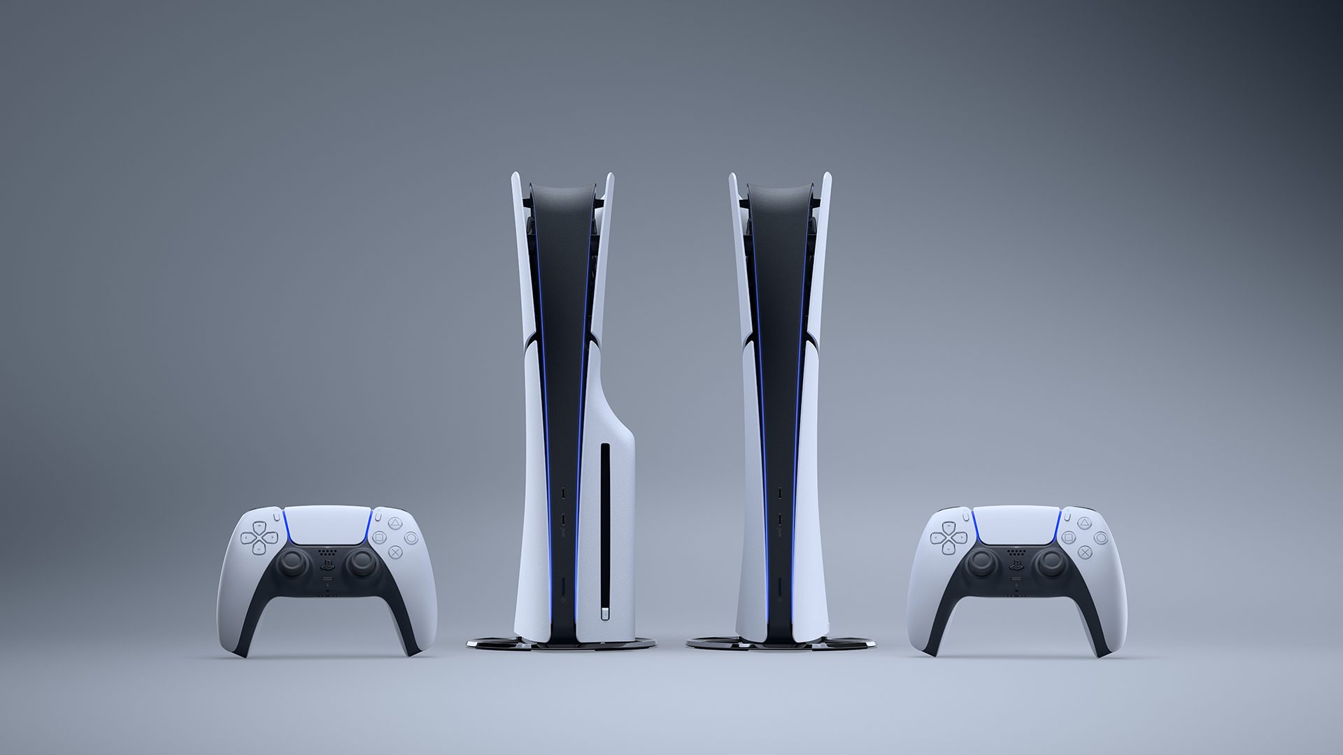 グレーのグラディーションがかかったバックグランドに、PlayStation 5 のコーンソールとコントローラーが２台ずつ並んでいる写真