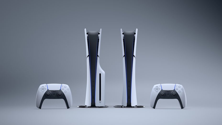グレーのグラディーションがかかったバックグランドに、PlayStation 5 のコーンソールとコントローラーが2台ずつ並んでいる写真