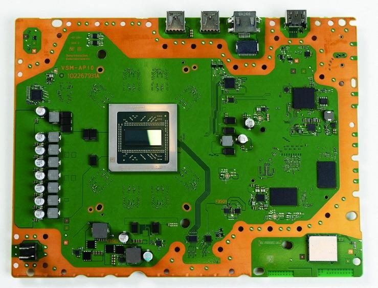 中央に1つのチップに統合された半導体が配置された、ゲーム機の基板の写真。